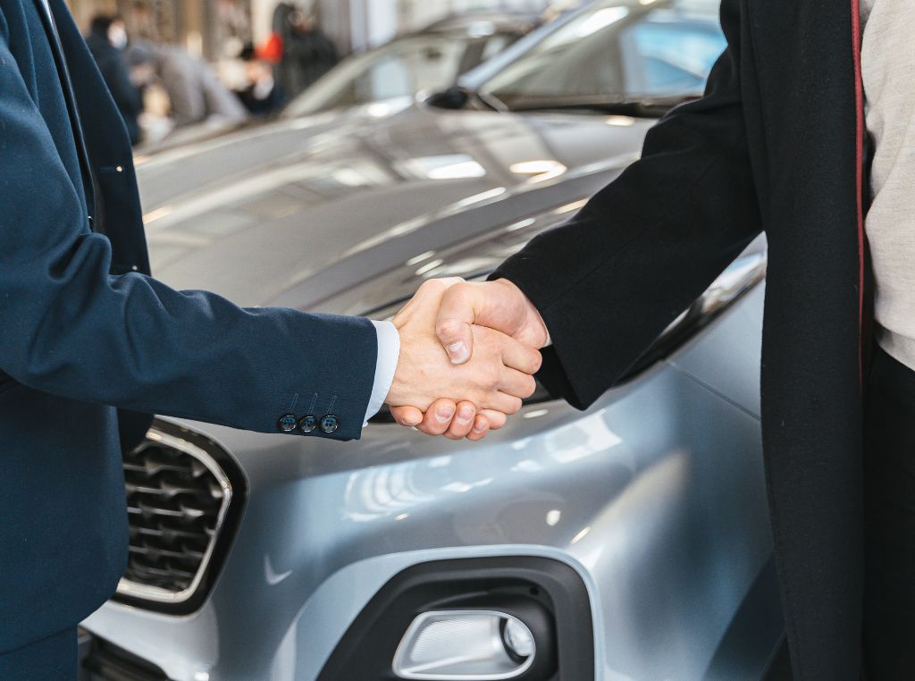 A resposta é direta: não, a Auto Arremate não é um leilão. Embora a plataforma facilite o repasse de veículos entre empresas — como concessionárias, locadoras e bancos —, o seu funcionamento é totalmente diferente do modelo tradicional de leilões.