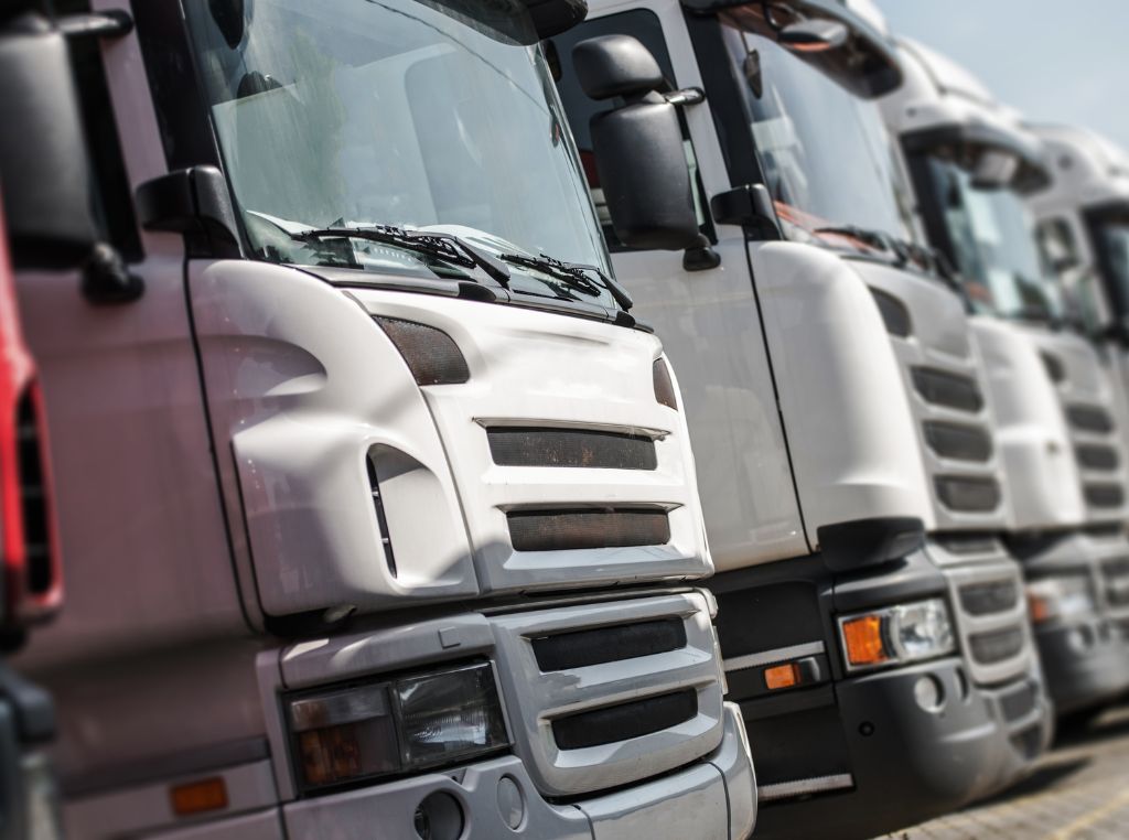 Embora o segmento de caminhões tenha características que o aproximem do mercado de máquinas pesadas — como o alto valor agregado e um ciclo de venda mais técnico —, a negociação de caminhões vão para a plataforma Auto Arremate foi a escolha estratégica por se alinhar melhor à dinâmica do mercado automotivo.